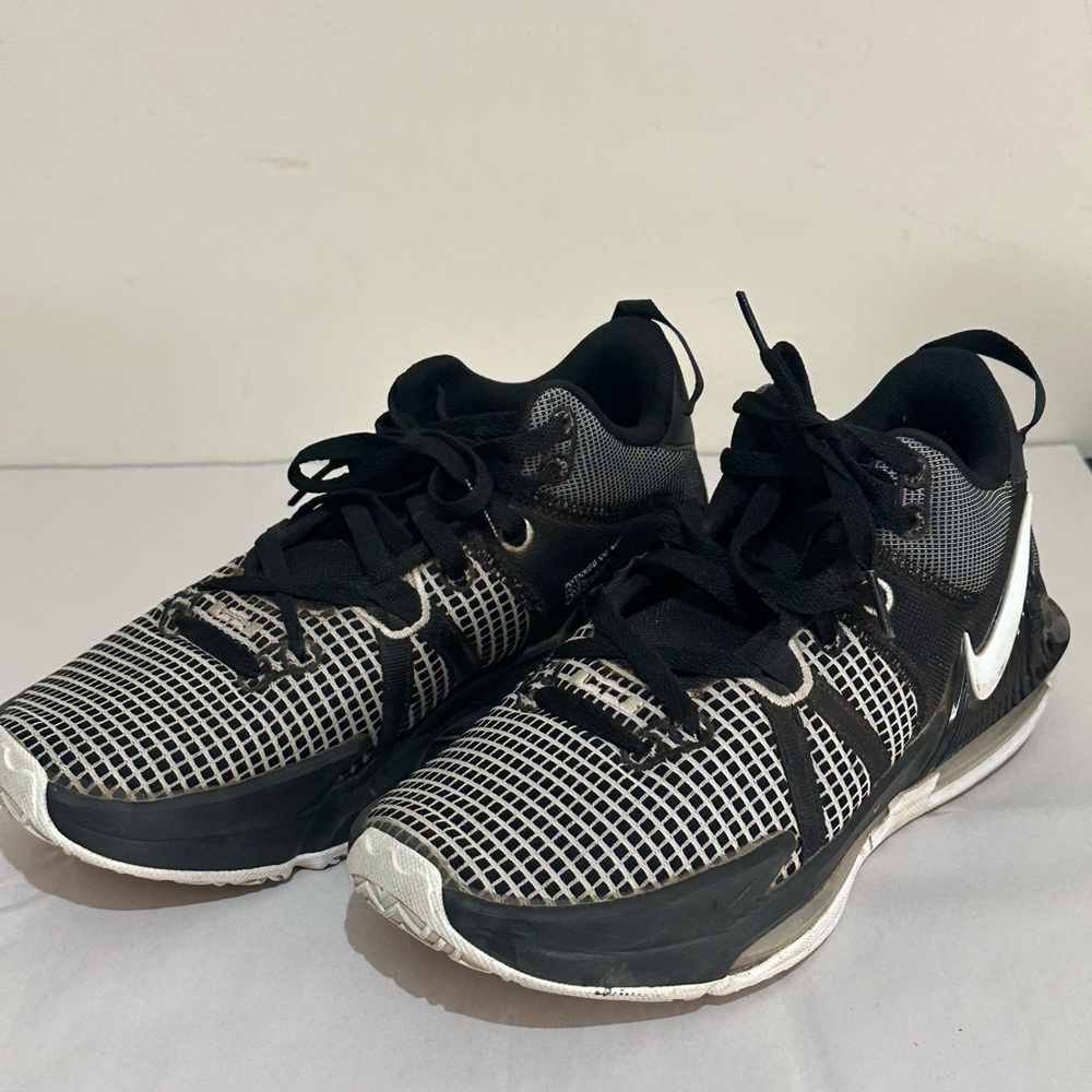 Nike Size 8 LeBron Witness VII Black White Basketball Athletic Shoes